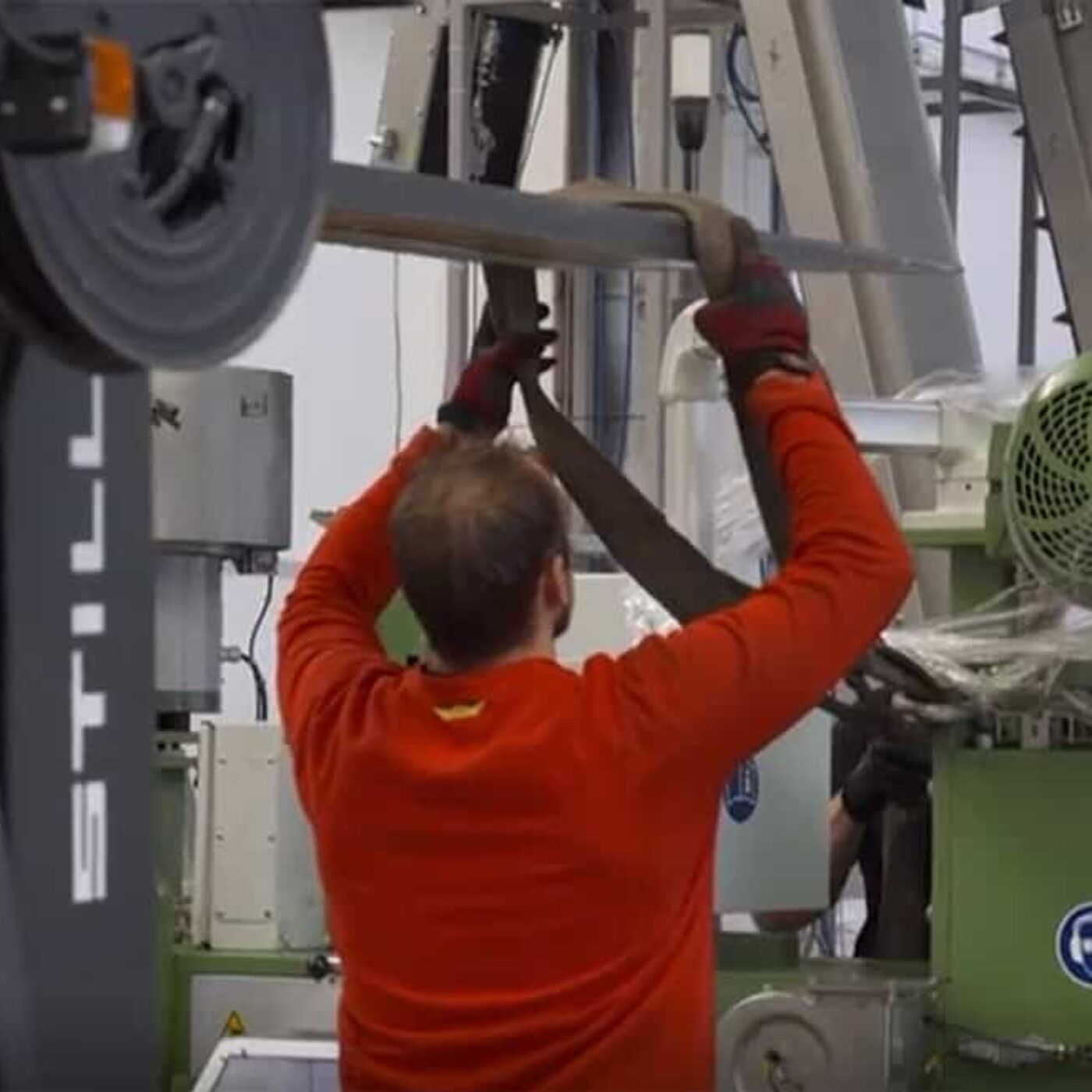 Stěhování strojů v závodu STV Technology